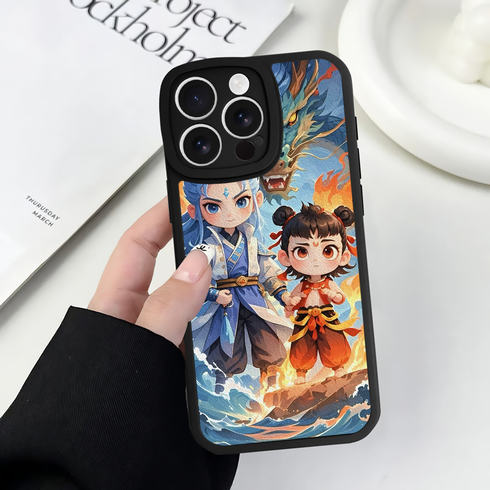 （画像用） Ne Zha 2 ナタ 魔童の大暴れ 【iPhone 16シリーズ対応】シリコンスマホケース（レザー調） 材質：シリコン